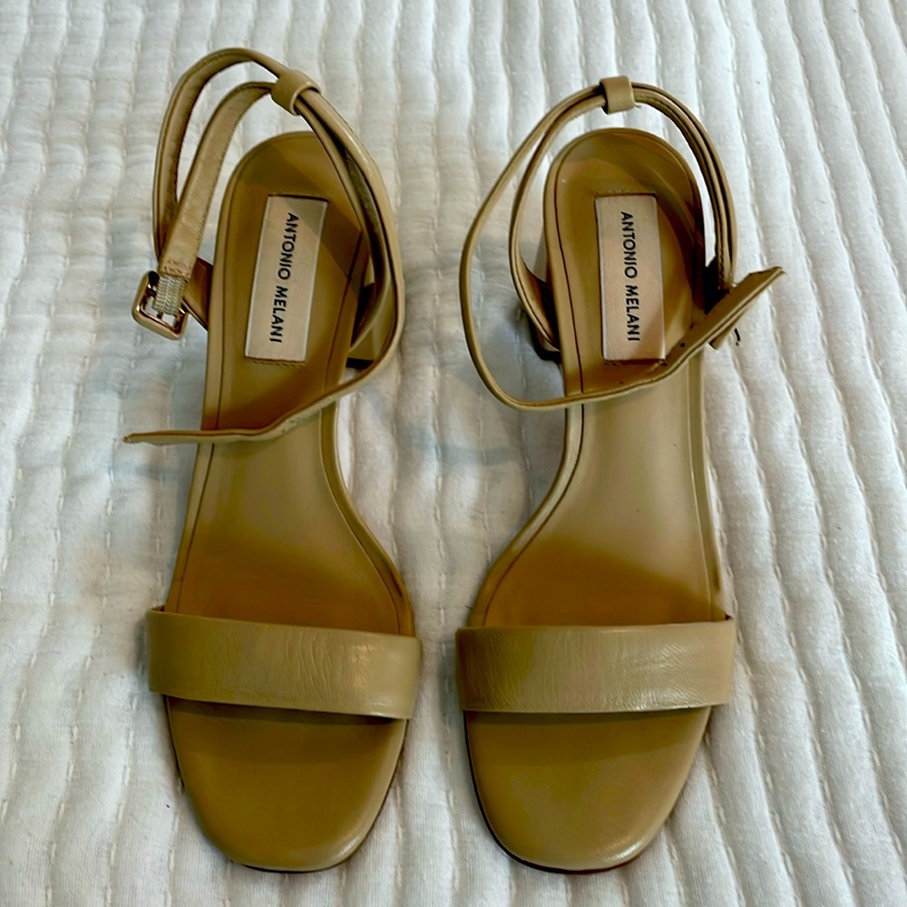 LIKE NEW! nude pumps. Perfect for spring/ office! 👠